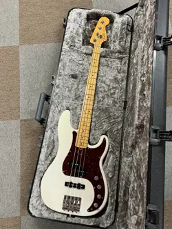 FENDER AMERICAN ULTRA PRECISION BASS ARCTIC PEARL ELECTRIC BASS GUITAR W/HC