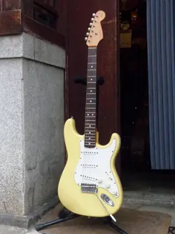 FENDER 1995 AMERICAN VINTAGE '62 STRATOCASTER ELECTRIC GUITAR