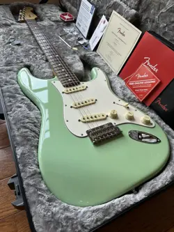 PROFESSIONAL STRATOCASTER SURF