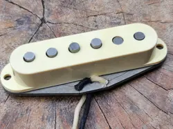 VINTAGE 65 STRATOCASTER