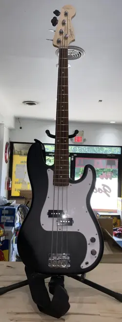 4-STRING BLACK/WHITE BASS