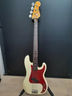 FENDER JAPAN / PB62 BASS GUITAR