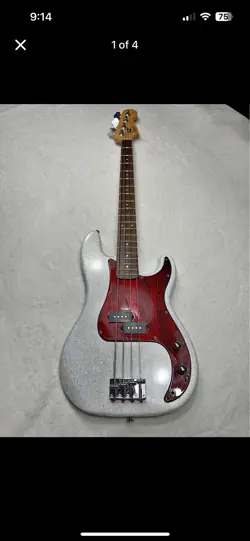 4-STRING FENDER PRECISION BASS GUITAR