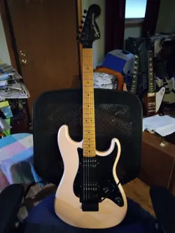 SQUIRE CONTEMPORARY STRATOCASTER EXCELLENT SQUIER BY  FENDER WITH A FLOYD ROSE