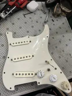 PRE-WIRED STRAT PICK