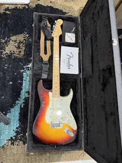 FENDER AMERICAN DELUXE STRATOCASTER ELECTRIC GUITAR IN A 3-COLOR SUNBURST