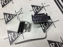 90’S FENDER AMERICAN TWO POINT DELUXE STRATOCASTER TREMOLO BRIDGE POP IN