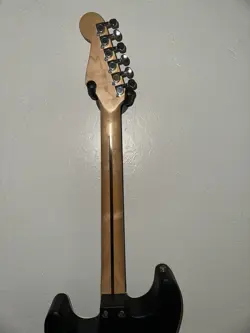 STRATACOUSTIC ACOUSTIC-ELECTRIC GUITAR