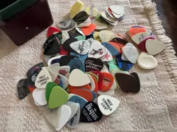 APPROX 100 DADDARIO DUNLOP FENDER DR ERNIE BALL TORTEX GUITAR PICKS IN WOOD BOX