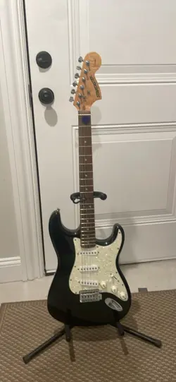 BLACK AND WHITE FENDER STRATOCASTER ONE BROKEN STRING CAN BE FIXED EASILY