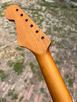 MAPLE ROSEWOOD FINGERBOARD