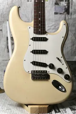 VINTAGE 1984-1987 FENDER ST-72 STRATOCASTER REISSUE, MADE IN JAPAN, VINTAGE WHIT