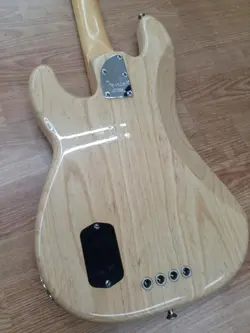 AMERICANDELUXEPRECISIONBASS