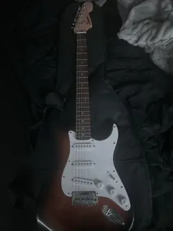 3 SUNBURST SOLIDBODY ELECTRIC GUITAR WITH FENDER FRONTMAN 10G AMP