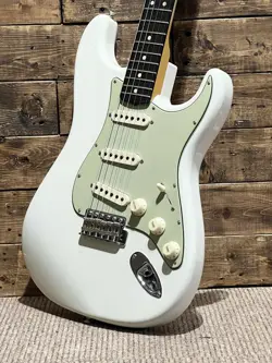 WHITE- #CZ578505 #GG3T9