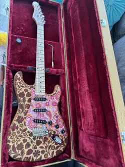 TRIBUTE TO FENDER CUSTOM STRAT ELECTRIC GUITAR DESIGNER PAISLEY CARVED WITH CASE