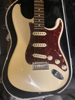 SHOWCASE STRATOCASTER ARCTIC