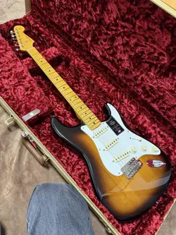 ELECTRIC GUITAR FENDER AMERICAN VINTAGE II 1957 SUNBURST S/N V2439941 WITH CASE