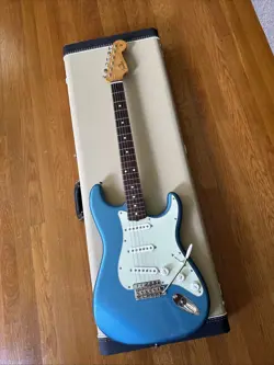 FENDER VINTERA® II '60S STRATOCASTER® LAKE PLACID BLUE. UPGRADE G & G TOLEX CASE