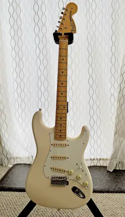 FENDER JV MODIFIED '60S STRATOCASTER MAPLE FINGERBOARD OLYMPIC WHITE