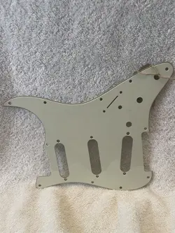 FENDER STRATOCASTER PICK