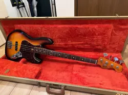 ELECTRIC BASS GUITAR FENDER AMERICAN VINTAGE 1962 SUNBURST S/N V095439 WITH CASE