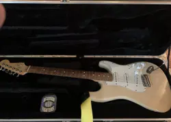 FLAWLESS AMERICAN FENDER STRATOCASTER WITH HARD SHELL CASE