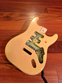 FENDER DELUXE PLAYER STRAT HONEY BLONDE TRANSLUCENT ASH STRATOCASTER BODY