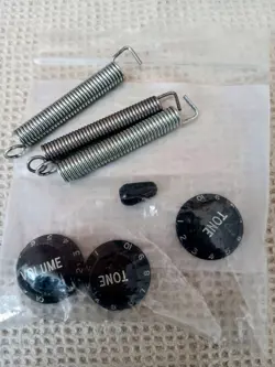 KNOBS & SWITCH TIP SET FOR FENDER STRAT BLK OR WHTE - BONUS - 3 TREMOLO SPRINGS
