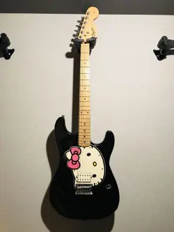 HELLO KITTY BLACK STRATOCASTER SQUIER BY FENDER LIMITED EDITION 2006 FROM JAPAN