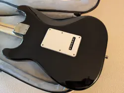 STRAT PLUS BLACK