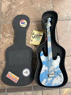 FENDER GUITAR MANIA MINIATURE GUITAR 2003 #1010 AIR GUITAR