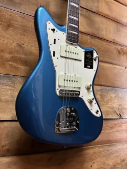 FENDER AMERICAN VINTAGE II 1966 JAZZMASTER LAKE PLACID BLUE W/CASE