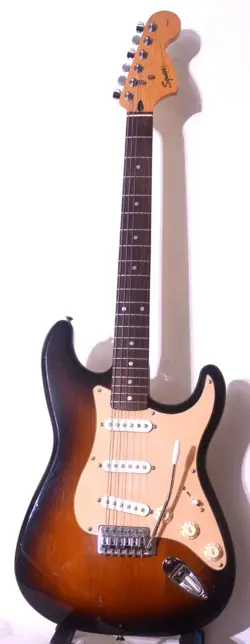 SQUIER STANDARD STRAT BY FENDER GOOD CONDITION A PLAYER PROSETUP SOFT CASE.