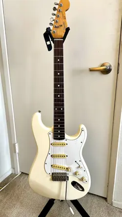 SQUIRE STRATOCASTER GUITAR