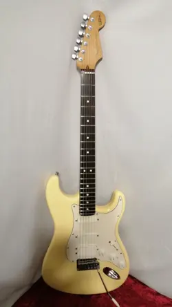 MODEL STRATOCASTER WHITE