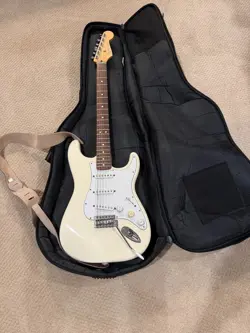 PRE-OWNED FENDER STRATOCASTER