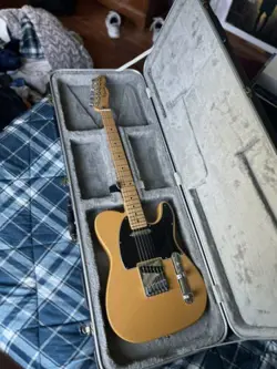 FENDER PLAYER TELECASTER - MAPLE FRETBOARD - BUTTERSCOTCH - CASE INCLUDED