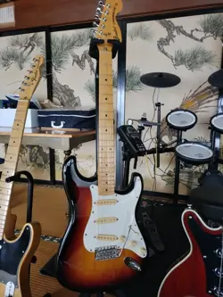 ELECTRIC ACOUSTIC GUITAR FENDER STRATOCASTER SUNBURST MADE IN JAPAN