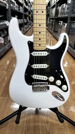 FENDER MADE IN JAPAN JUNIOR COLLECTION STRATOCASTER USED BASSWOOD BODY MAPLENECK