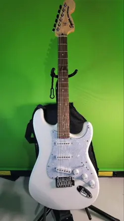 SQUIER BY FENDER STRATOCASTER WHITE