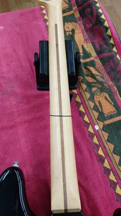 LEFT-HANDED ELECTRIC BASS