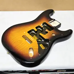 2006 FENDER DELUXE PLAYER'S STRAT SOLID ASH BODY 3-TONE SUNBURST ELECTRIC GUITAR