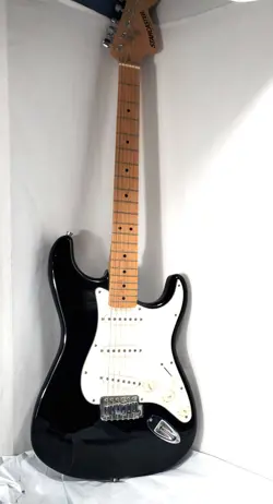 STARCASTER STRATELECTRIC GUITAR FENDER 6 STRINGS BLACK BODY WOOD NECK