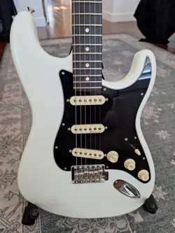 FENDER AMERICAN PERFORMER STRATOCASTER - ARCTIC WHITE W/ ROSEWOOD NECK