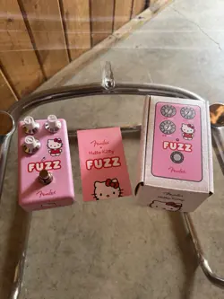 FENDER X HELLO KITTY FUZZ PEDAL PINK EDITION