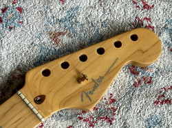 DELUXE GOLD STRATOCASTER