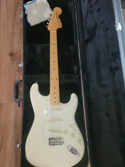 GUITAR WHITE 