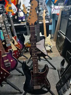 MINTY-FRESH FENDER MEXICAN STRAT W/ FENDER CASE-1998-W EXTRAS