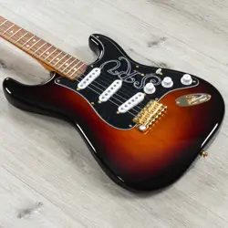 MINT FENDER STEVIE RAY VAUGHAN STRATOCASTER GTR. PAU FERRO FRETB 3-COLOR SUNBRST